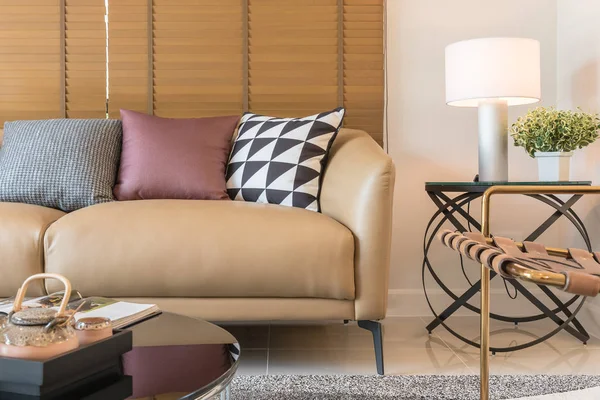 Klasik oturma odası tarzı renkli yastıklar ile kahverengi kanepe — Stok fotoğraf