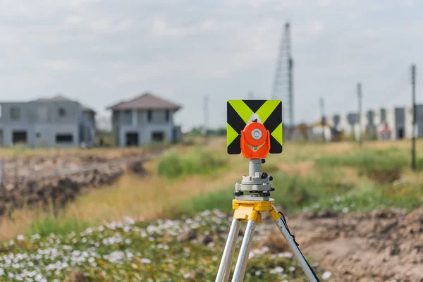 Enquête apparatuur tacheometer of Theodoliet buitenshuis op constructie — Stockfoto