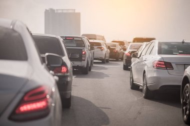 trafik jam arabalar sıra ile ücretli yolda