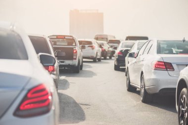 trafik jam arabalar sıra ile ücretli yolda