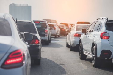 trafik jam arabalar sıra ile ücretli yolda