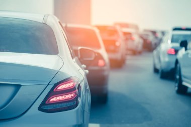 trafik jam arabalar sıra ile ücretli yolda