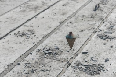 metal inşaat sitede kullanılan çekül