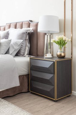 Klasik yatak odası tarzı yastıklar ve lamba masa tarafında dizi