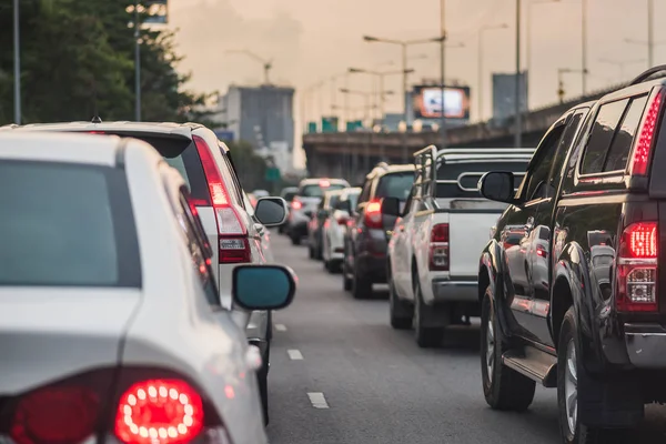 Atasco de tráfico con fila de coches en la carretera de peaje — Foto de Stock