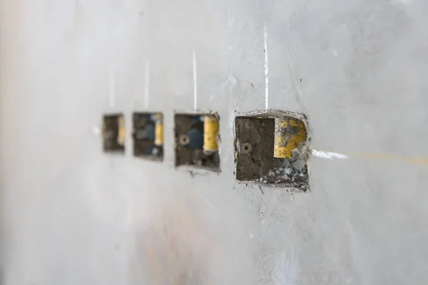 插座电 w precat 混凝土墙上的电源插座孔 — 图库照片