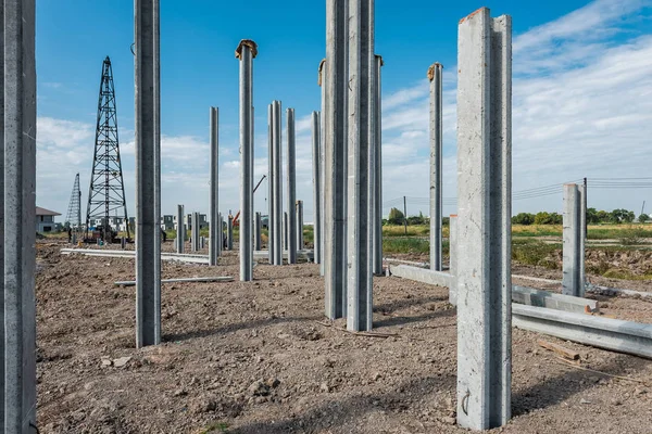 Sito di costruzione con pila prefabbricata in calcestruzzo e pilone — Foto Stock