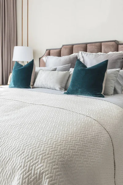 Estilo de dormitorio clásico con conjunto de almohadas y lámpara en el lado de la mesa —  Fotos de Stock