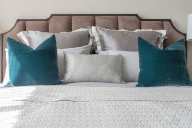 Klasik yatak odası tarzı yastıklar ve lamba masa tarafında dizi