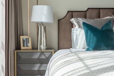 Klasik yatak odası tarzı yastıklar ve lamba masa tarafında dizi