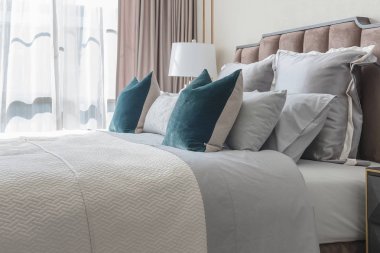 Klasik yatak odası tarzı yastıklar ve lamba masa tarafında dizi