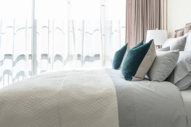 Klasik yatak odası tarzı yastıklar ve lamba masa tarafında dizi