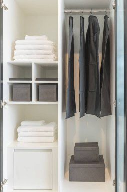 ahşap beyaz gardırop Ray üzerinde asılı elbiseleri