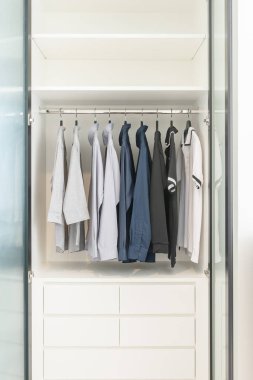ahşap beyaz gardırop Ray üzerinde asılı elbiseleri