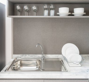 Modern mutfak oda granit tezgah üstü lavabo ile