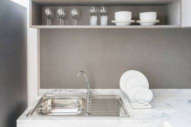 Modern mutfak oda granit tezgah üstü lavabo ile