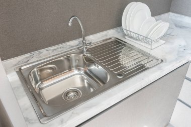 Modern mutfak oda granit tezgah üstü lavabo ile