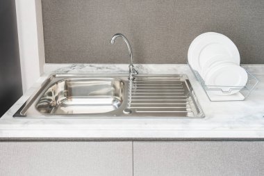 Modern mutfak oda granit tezgah üstü lavabo ile