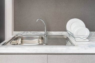 Modern mutfak oda granit tezgah üstü lavabo ile