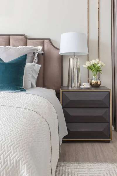 Estilo de dormitorio clásico con conjunto de almohadas y lámpara en el lado de la mesa — Foto de Stock