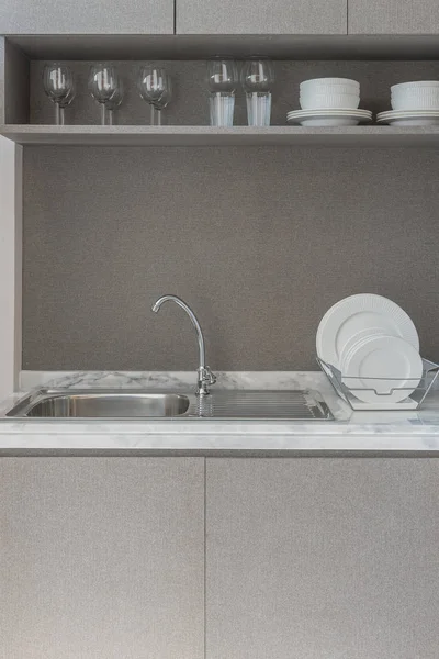 Moderna sala de cocina con lavabo en encimera de granito —  Fotos de Stock