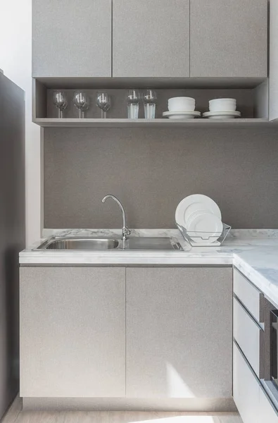 Moderní kuchyň pokoj s umyvadlem na žulový pult — Stock fotografie