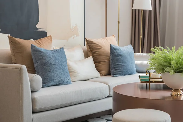 Сучасна вітальня з набором подушок на дивані — стокове фото