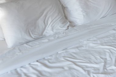 Yatakta beyaz yastıklar