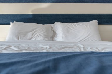 Yatakta beyaz yastıklar