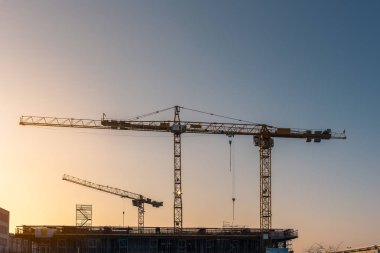 Endüstriyel İnşaat vinçleri ve bina silhouettes