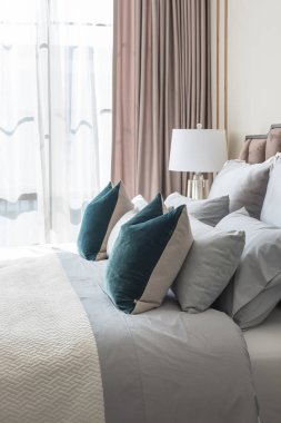 Klasik yatak odası tarzı yastıklar ve lamba masa tarafında dizi