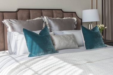 Klasik yatak odası tarzı yastıklar ve lamba masa tarafında dizi