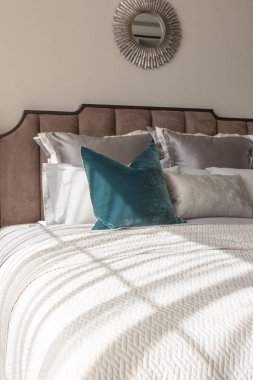 Klasik yatak odası tarzı yastıklar ve lamba masa tarafında dizi