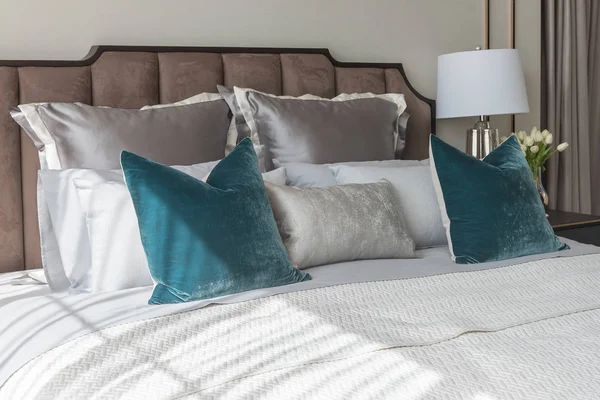 Klasik yatak odası tarzı yastıklar ve lamba masa tarafında dizi