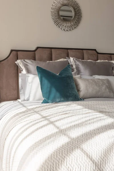 Klasik yatak odası tarzı yastıklar ve lamba masa tarafında dizi