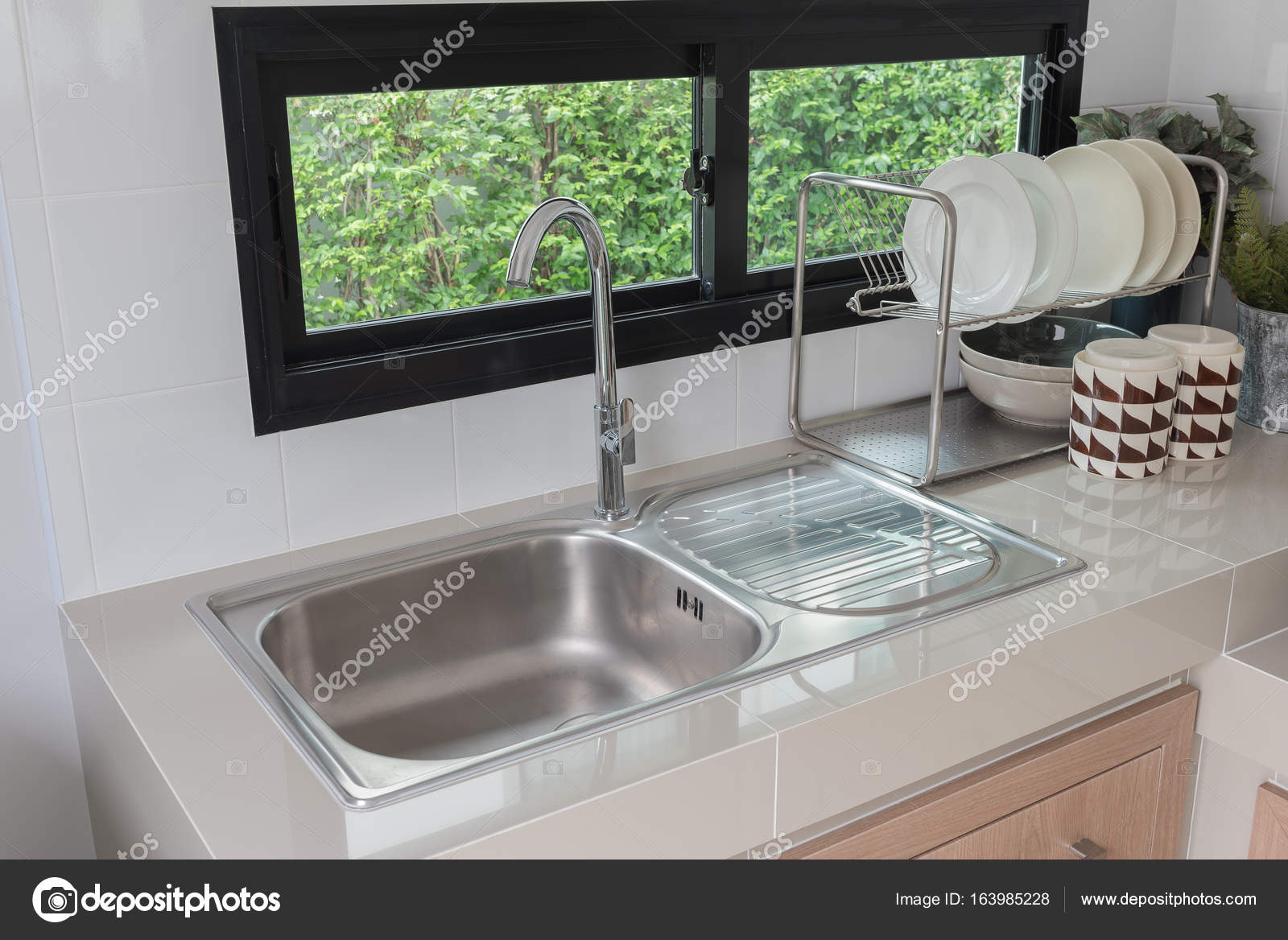 Quarto Da Cozinha Moderna Com Pia No Balc O Stock Photo Quarto Da Cozinha Moderna Com Pia No Balc O Stock Photo