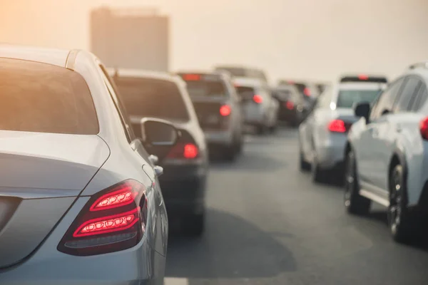 Atasco de tráfico con fila de coches en la carretera de peaje — Foto de Stock