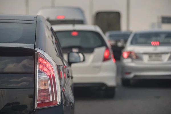 Traffic jam met rij van auto's op tol manier — Stockfoto