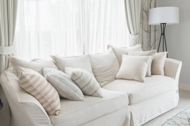 oturma odasında beyaz klasik kanepe yastık ayarla