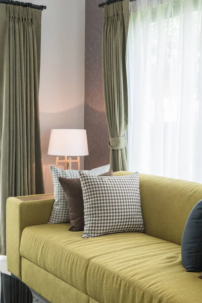 Set van kussens op moderne sofa in moderne woonkamer — Stockfoto