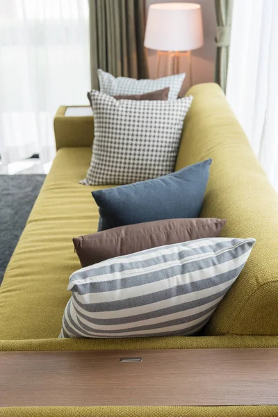 Set van kussens op moderne sofa in moderne woonkamer — Stockfoto