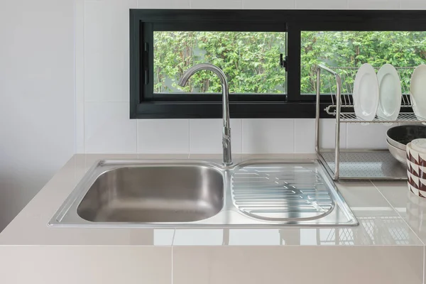 Cucina moderna con lavello sul bancone — Foto Stock