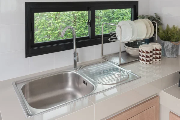 Modern konyha a szobában a mosdó pultra — Stock Fotó