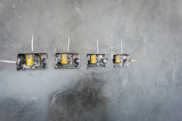 Otwór gniazda elektryczne na ścianie precat betono, gniazdka elektryczne w — Zdjęcie stockowe
