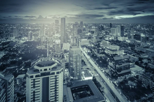 バンコクの近代的な建物と夜景と相まって — ストック写真