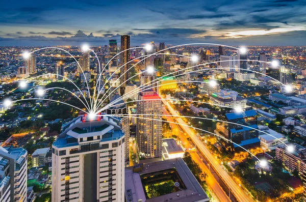 Concepto de red y conexión con el paisaje urbano —  Fotos de Stock