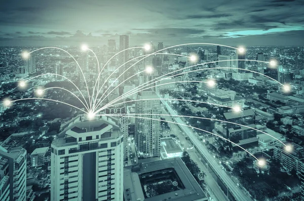 cityscape ağ ve bağlantı konseptiyle 