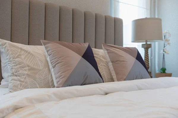Классический стиль спальни с набором подушек — стоковое фото