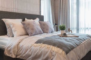 lüks yatak odası tarzı kümesiyle yastıklar