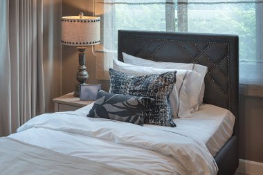 yastıklar kümesi ile tek yatak odası